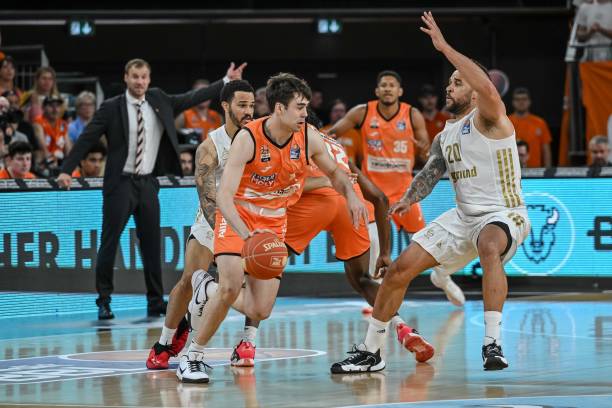 并配备专属 并配备专属